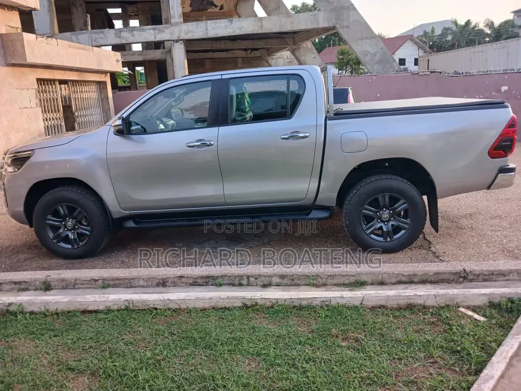 New Toyota Hilux 2025 Silver
