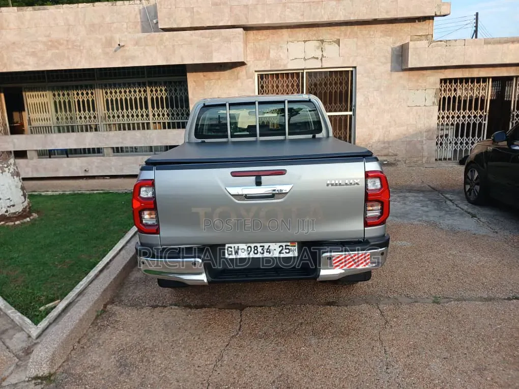 New Toyota Hilux 2025 Silver