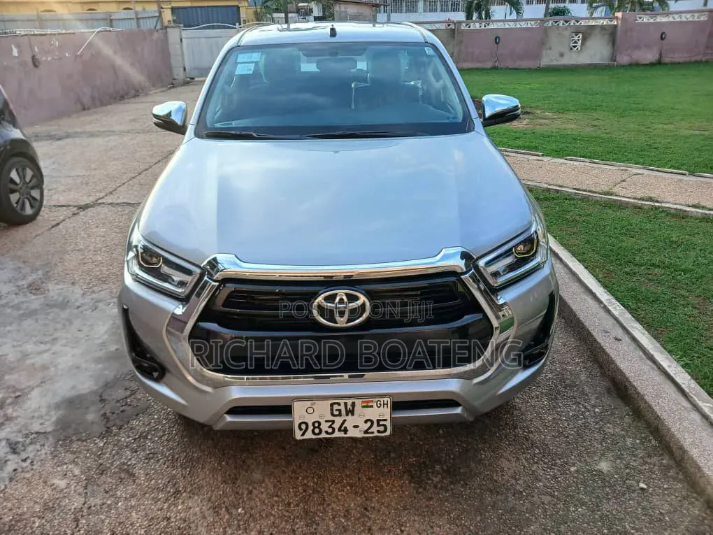 New Toyota Hilux 2025 Silver