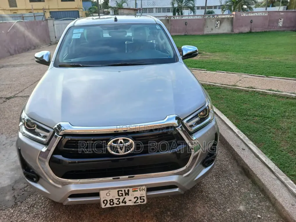 New Toyota Hilux 2025 Silver