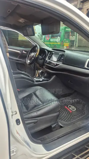 Toyota Highlander XLE 4x4 V6 (3.5L 6cyl 8A) 2017 White