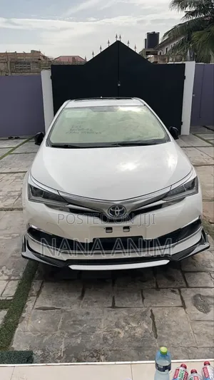 Toyota Corolla XLE (1.8L 4cyl 2A) 2018 White