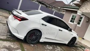Toyota Corolla XLE (1.8L 4cyl 2A) 2018 White