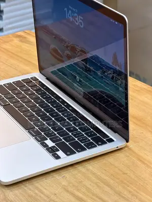 Laptop Apple MacBook Pro 2022 M2 8GB Apple M2 SSD 256GB