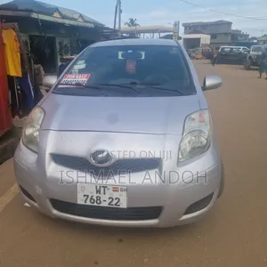 Toyota Vitz 2010 Silver