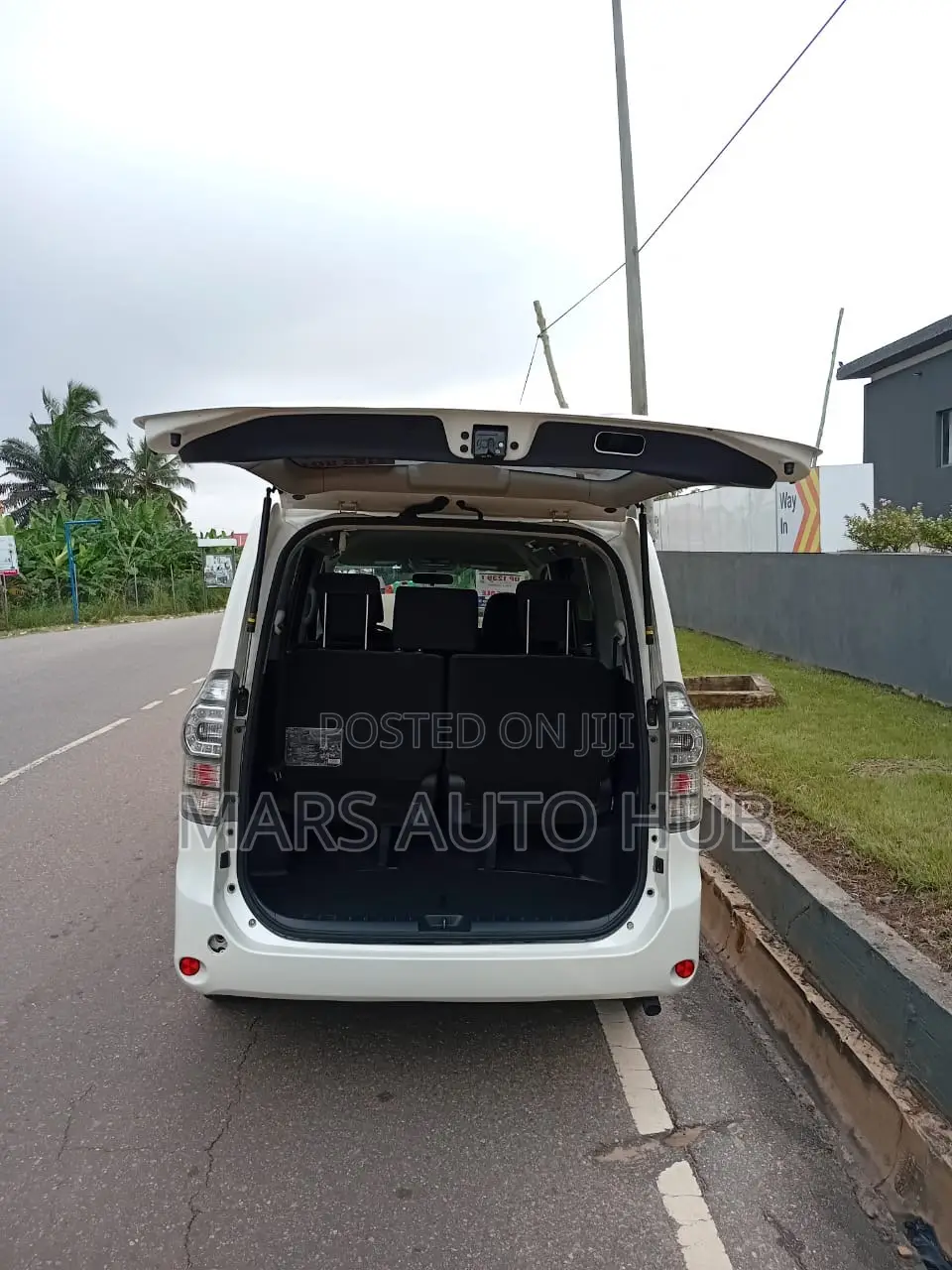 Toyota Voxy ZS 2WD 8-Seater 2010 White