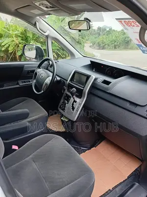 Toyota Voxy ZS 2WD 8-Seater 2010 White