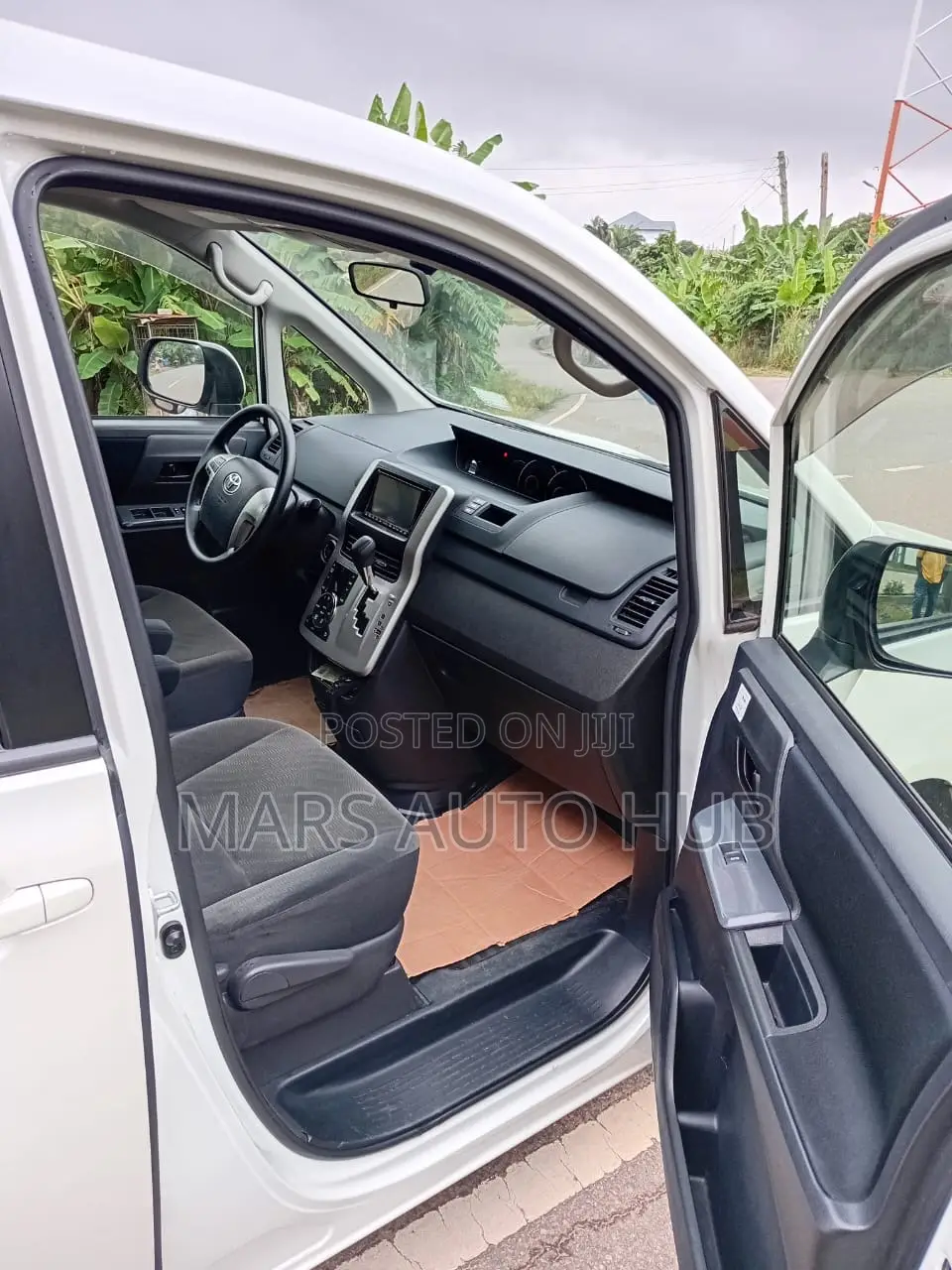 Toyota Voxy ZS 2WD 8-Seater 2010 White