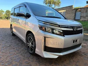 Toyota Voxy 2015 Silver