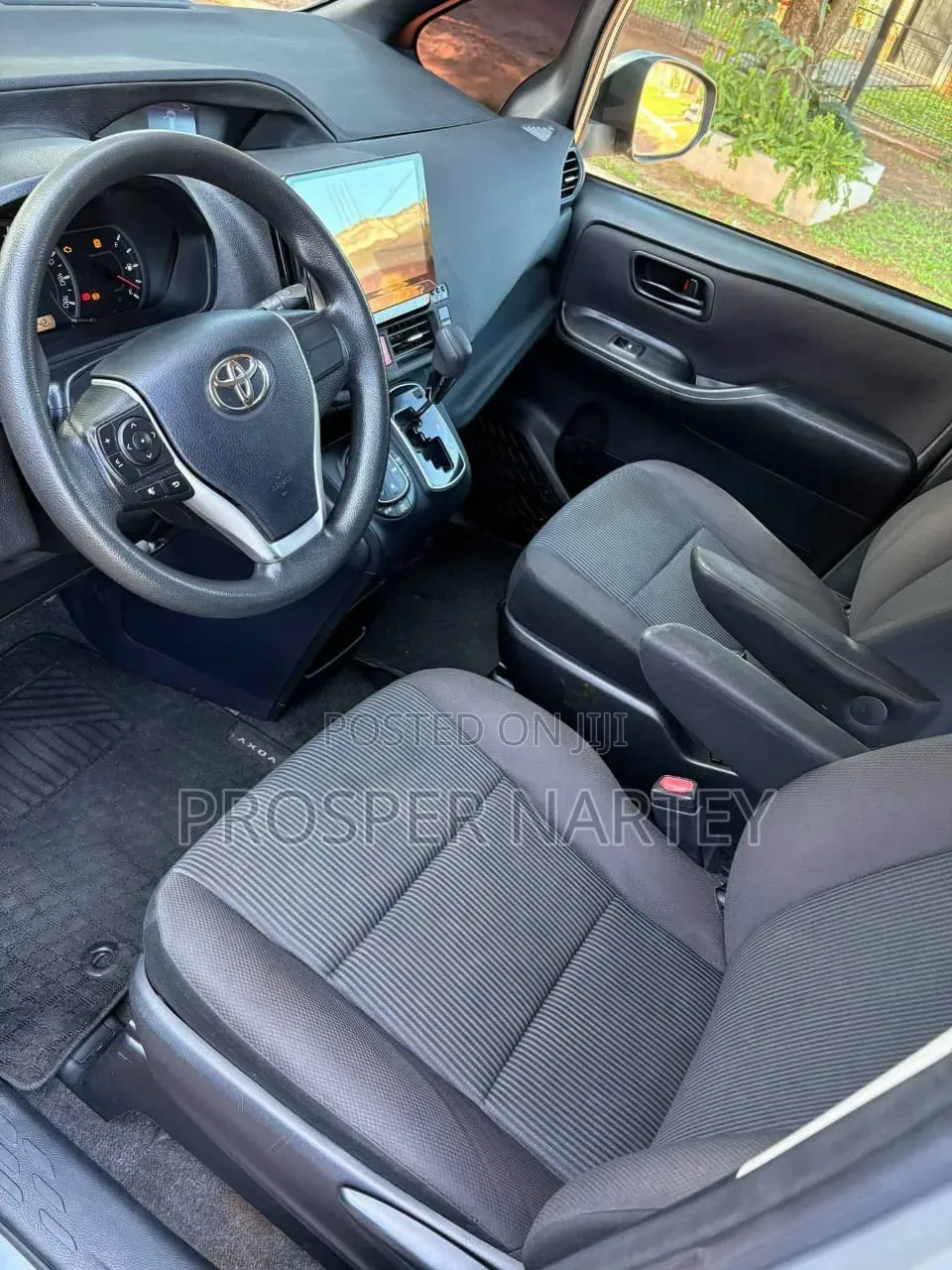 Toyota Voxy 2015 Silver