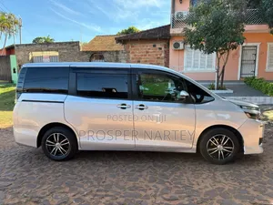 Toyota Voxy 2015 Silver