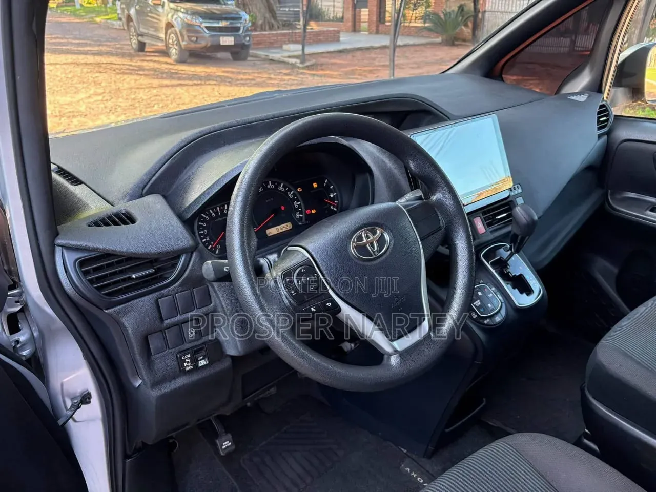 Toyota Voxy 2015 Silver