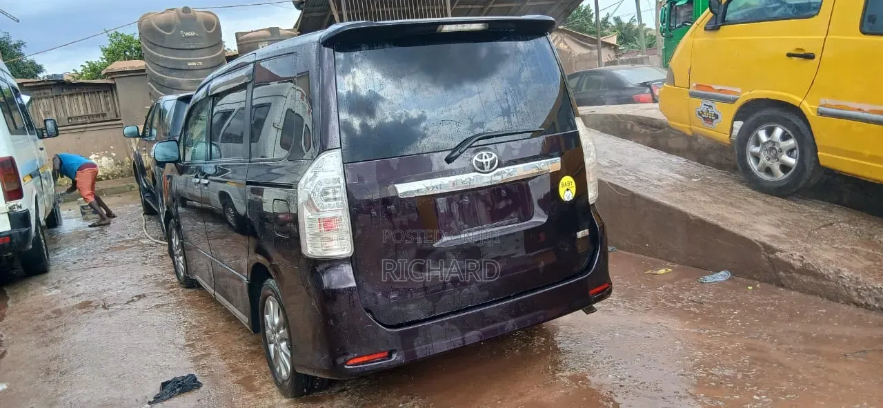 Toyota Voxy X L Edition 2WD 8-Seater 2013 Purple