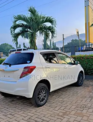 Toyota Vitz 1.5 FWD 5dr 2015 Pearl
