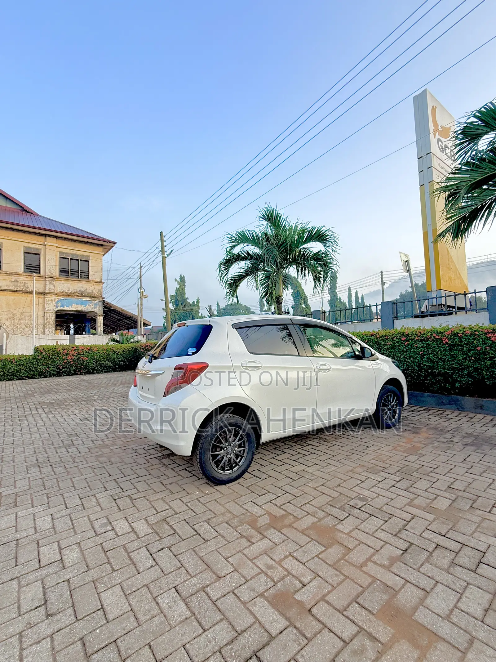 Toyota Vitz 1.5 FWD 5dr 2015 Pearl