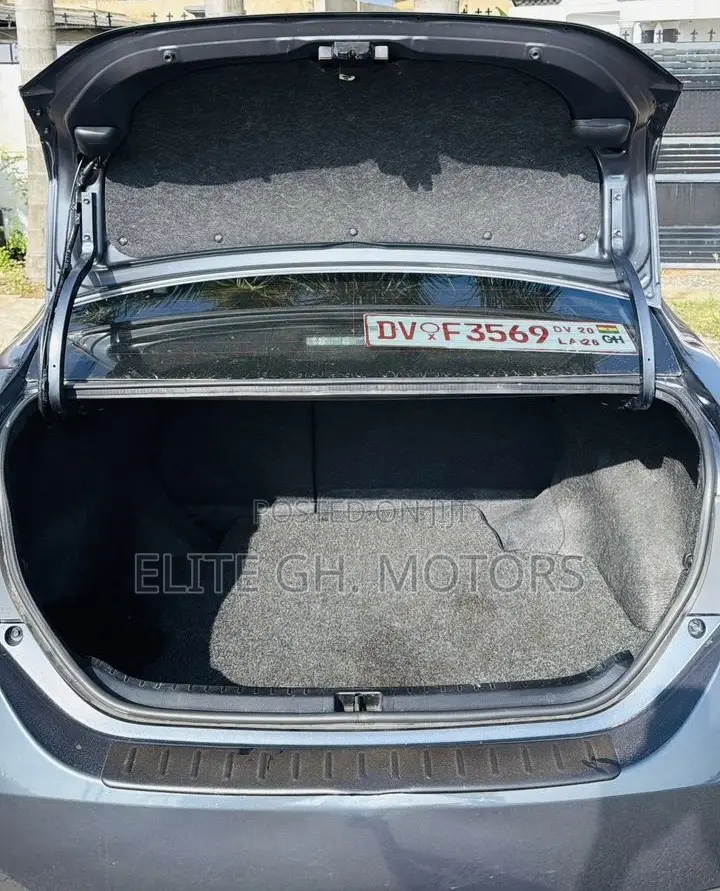 Toyota Corolla LE 4dr Sedan (1.8L 4cyl CVT) 2017 Gray