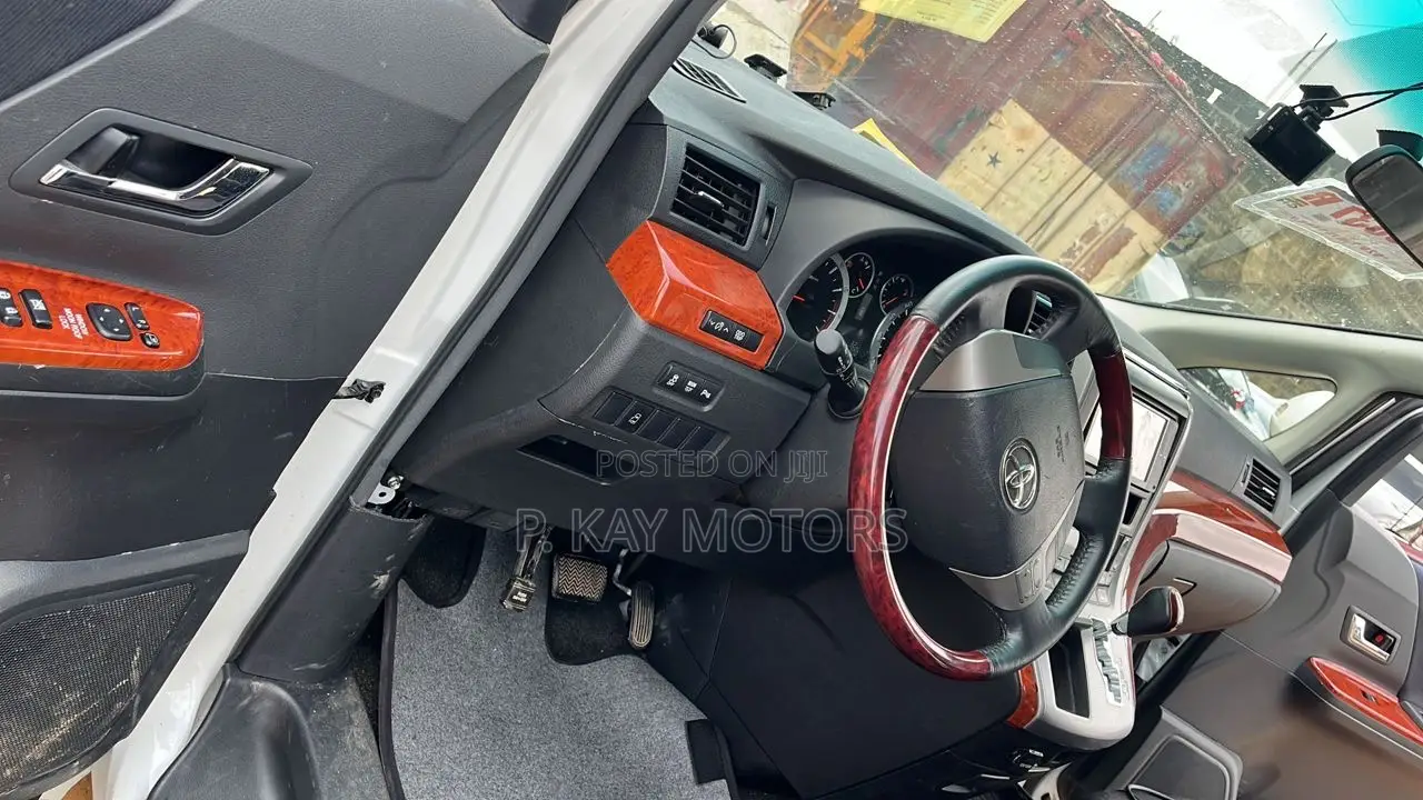 Toyota Vellfire V 2.4 4WD 8-Seater 2013 White