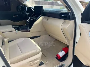Toyota Land Cruiser 2024 White