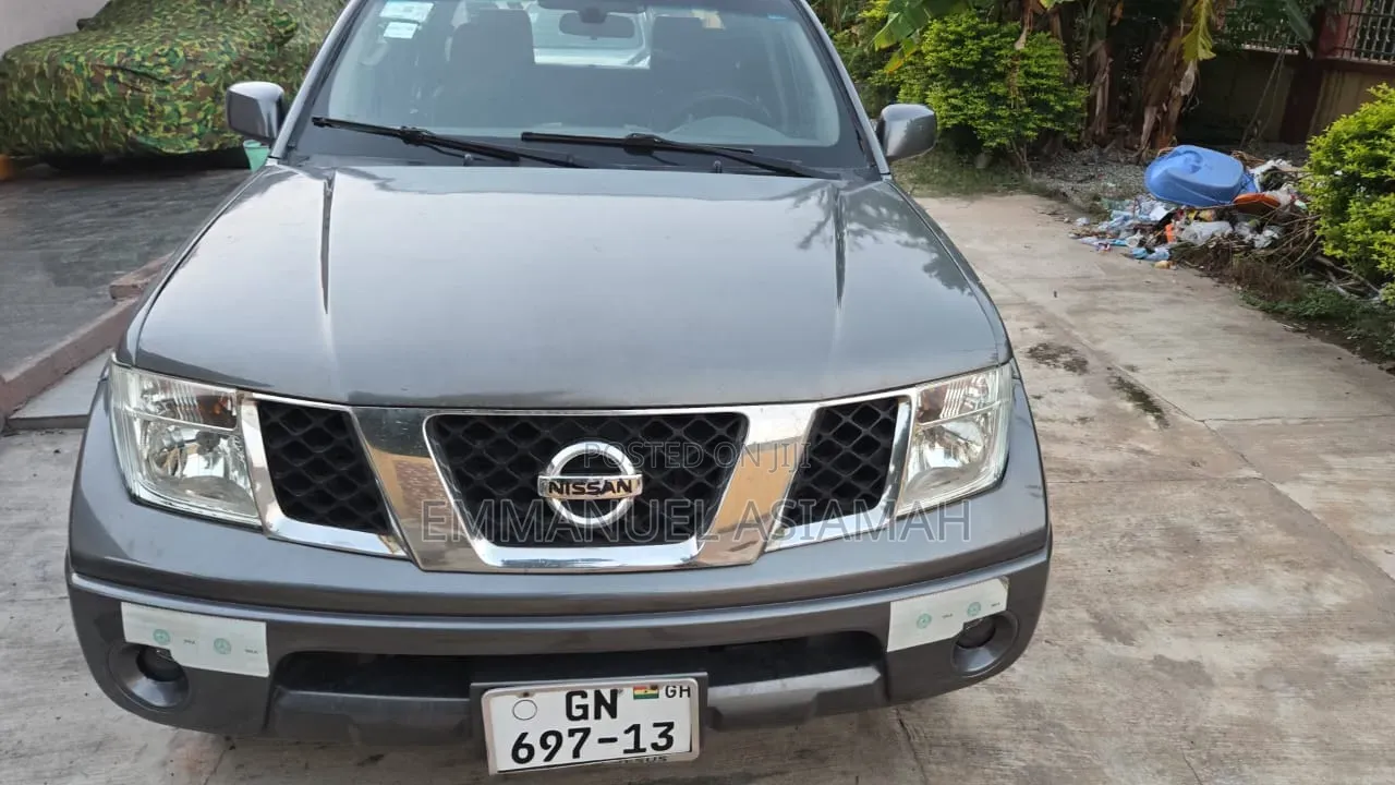 Nissan Navara 2011 Gray