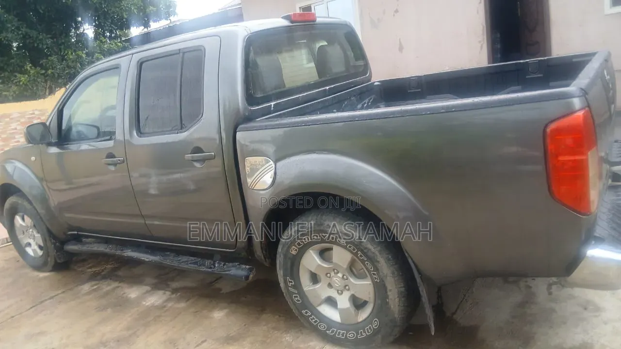 Nissan Navara 2011 Gray
