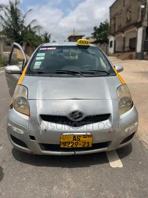 Toyota Vitz 2010 Silver