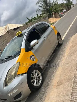 Toyota Vitz 2010 Silver