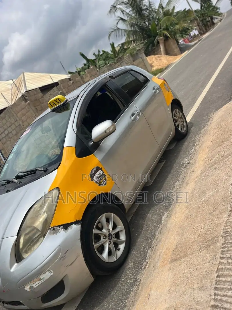 Toyota Vitz 2010 Silver
