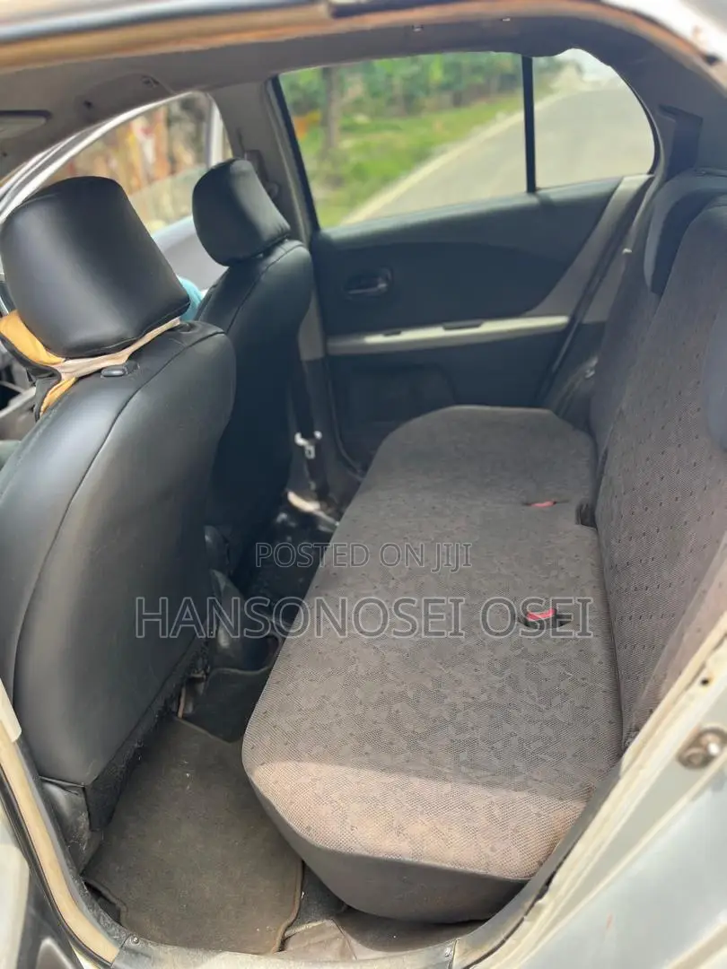 Toyota Vitz 2010 Silver