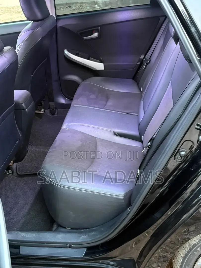 Toyota Prius Five 4dr Hatchback (1.8L 4cyl gas/electric hybrid CVT)