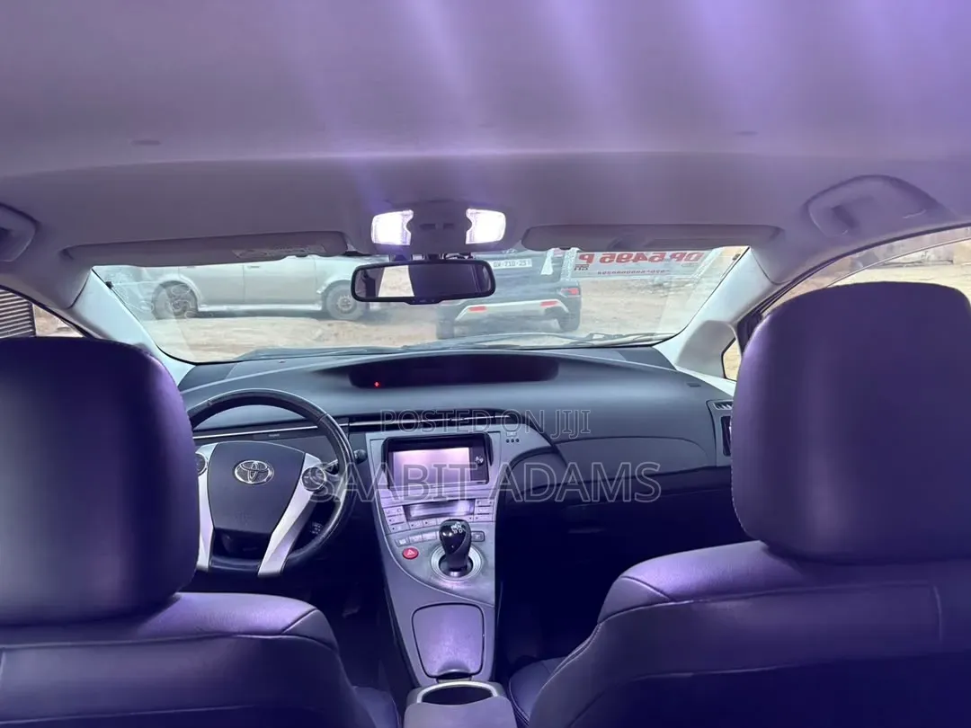 Toyota Prius Five 4dr Hatchback (1.8L 4cyl gas/electric hybrid CVT)