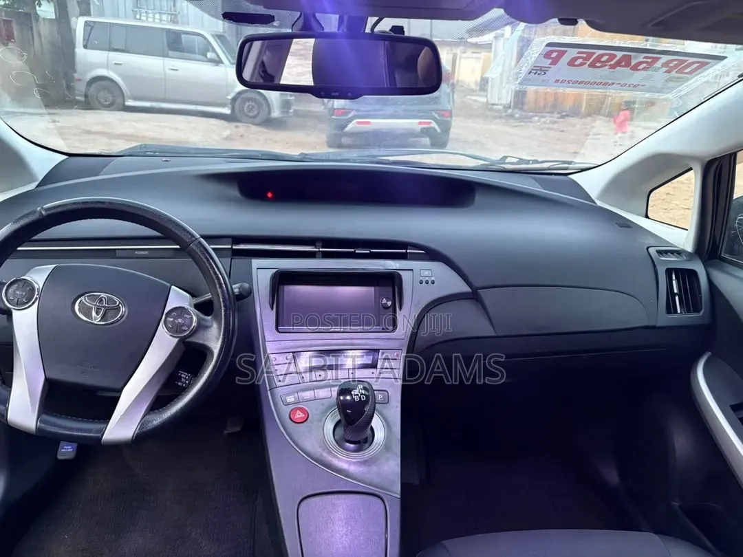 Toyota Prius Five 4dr Hatchback (1.8L 4cyl gas/electric hybrid CVT)