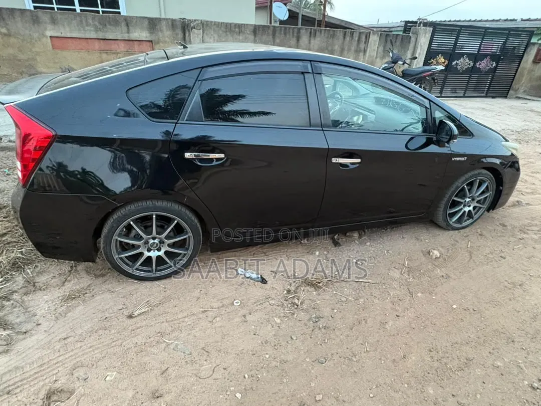 Toyota Prius Five 4dr Hatchback (1.8L 4cyl gas/electric hybrid CVT)