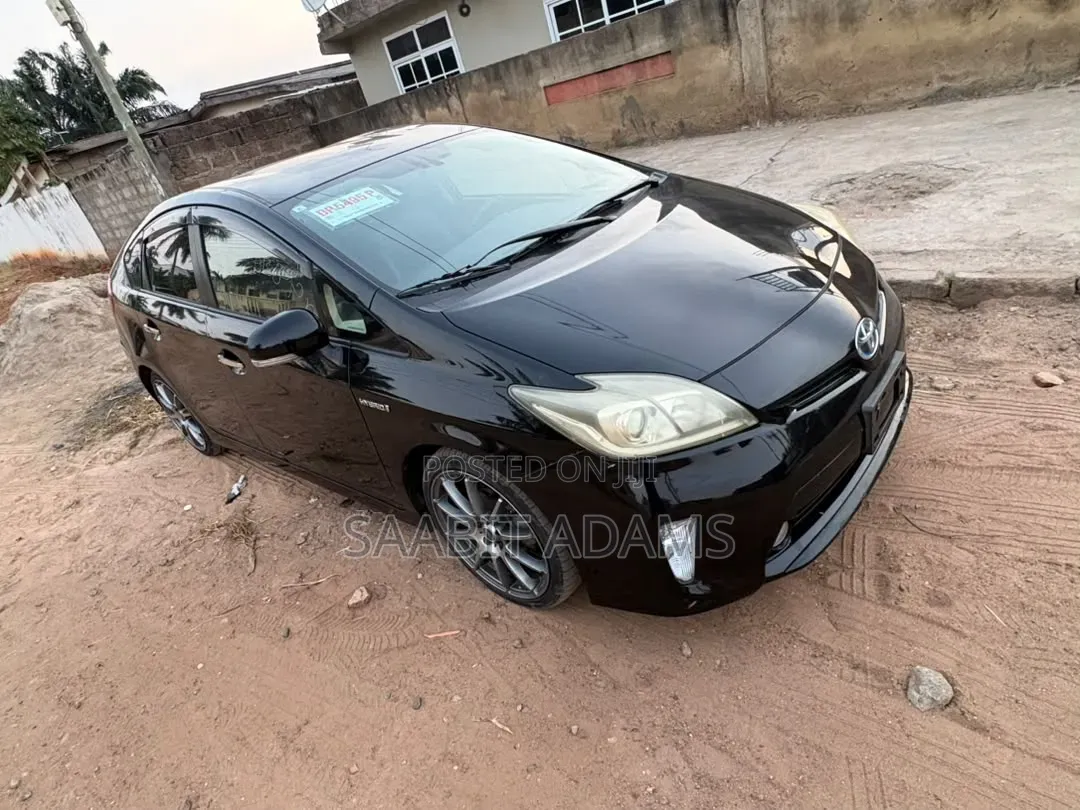 Toyota Prius Five 4dr Hatchback (1.8L 4cyl gas/electric hybrid CVT)
