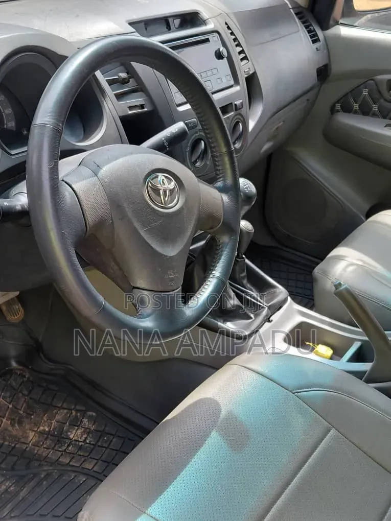 Toyota Hilux 2012 Silver