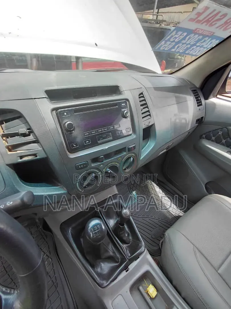 Toyota Hilux 2012 Silver