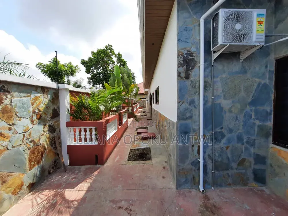 6bdrm Apartment in Aputuogya Abountem, Kumasi Metropolitan for sale