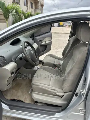 Toyota Belta 2010 Silver