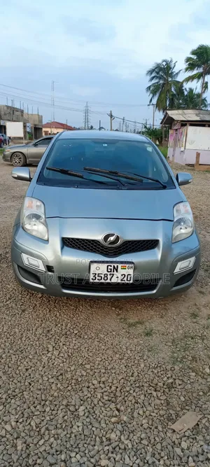 Toyota Vitz 1.3 FWD 5dr 2010 Gray