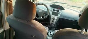 Toyota Vitz 1.3 FWD 5dr 2010 Gray