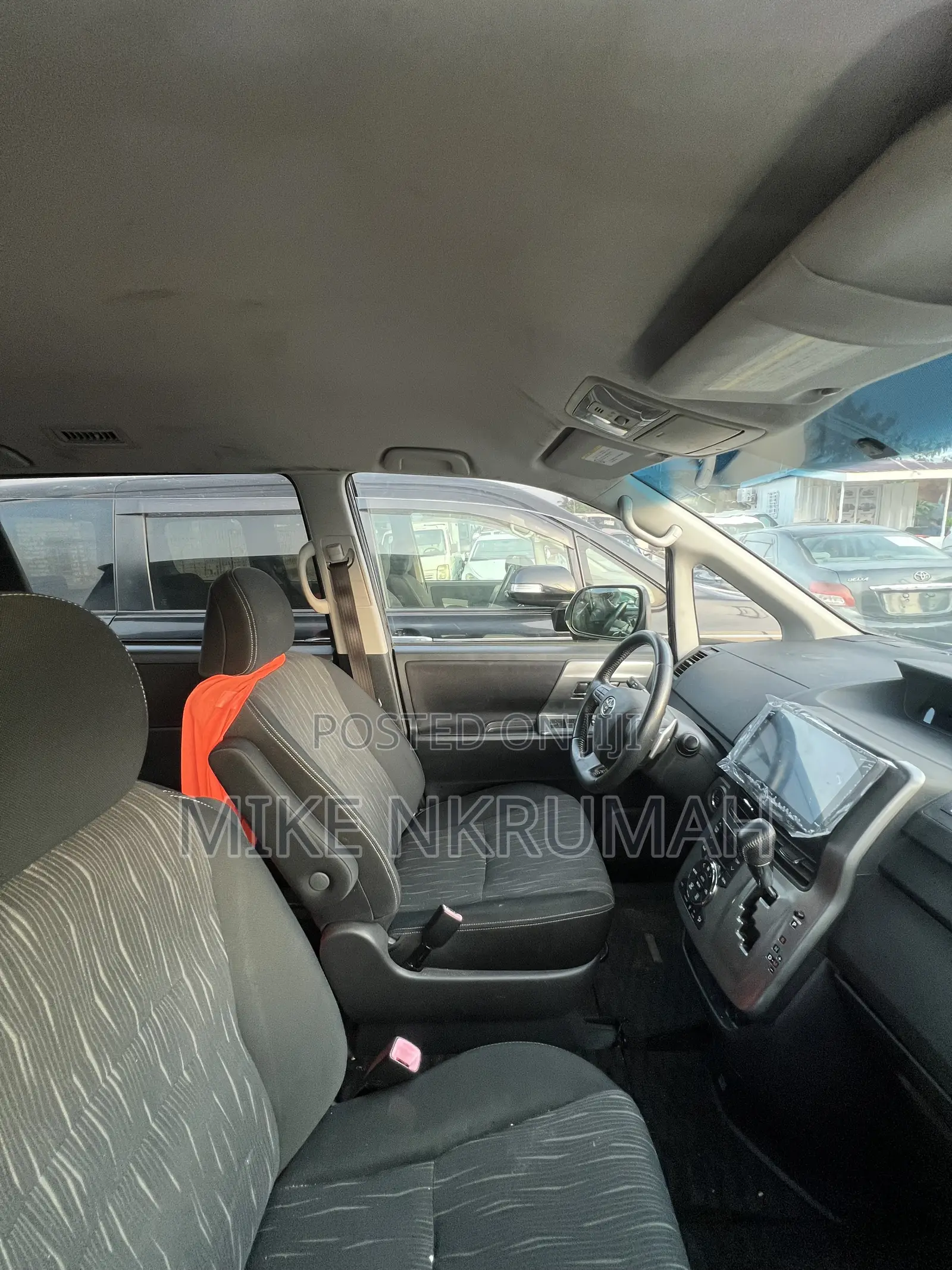 Toyota Voxy 2012