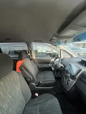 Toyota Voxy 2012