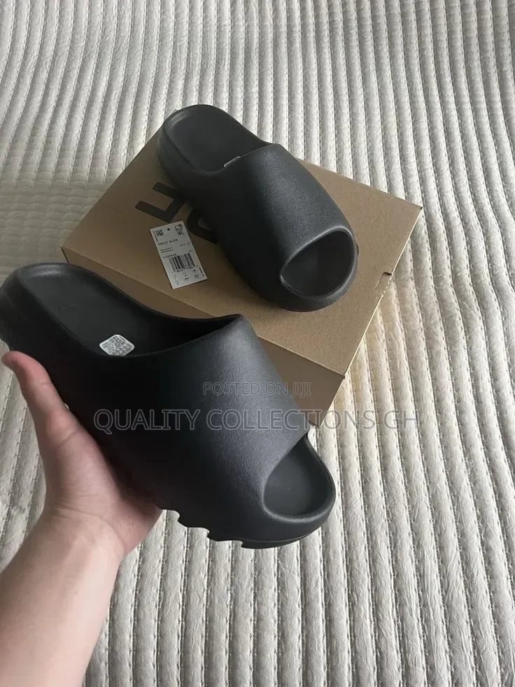 Yeezy Slides in Colours