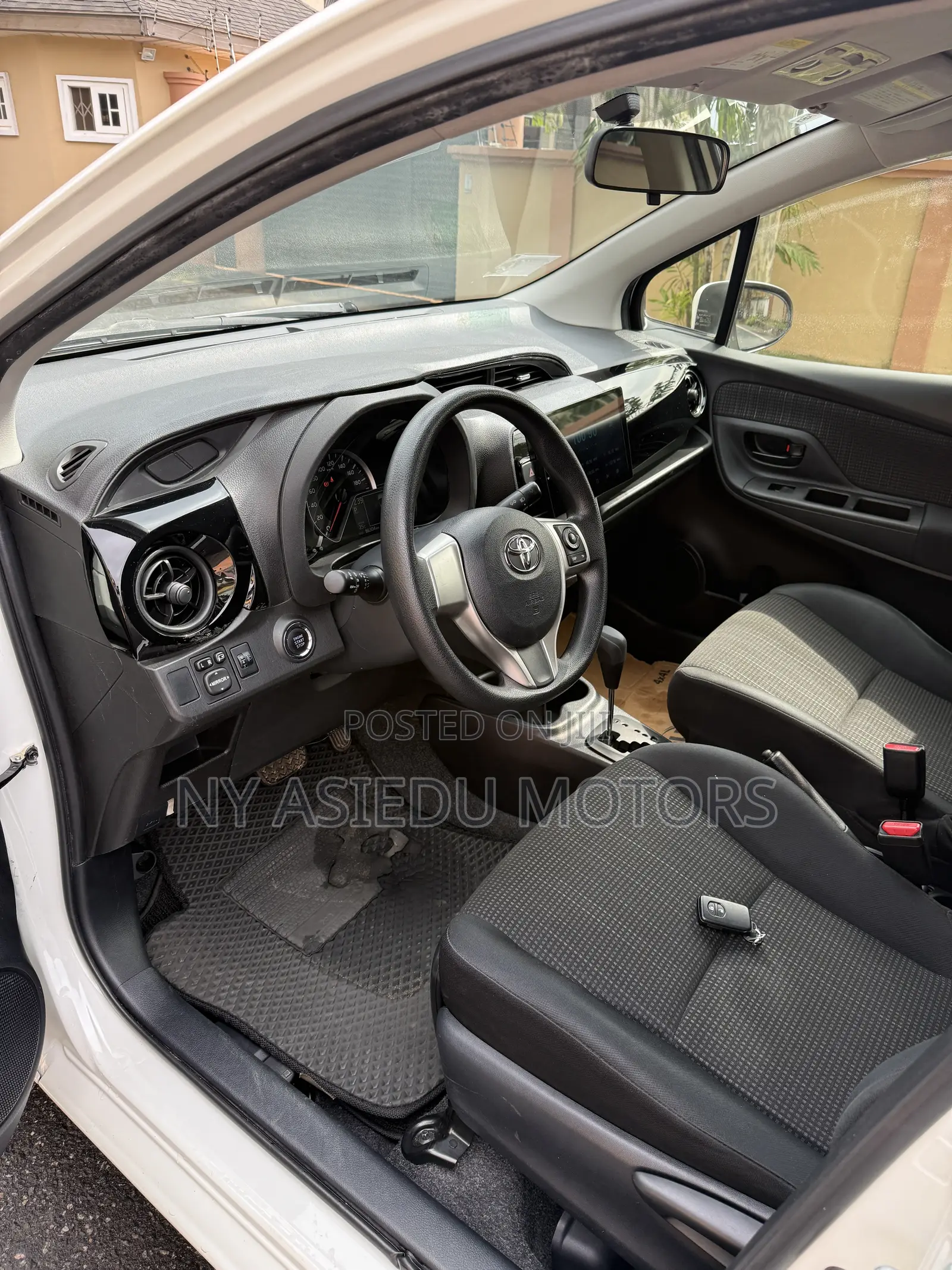 Toyota Vitz 1.3 FWD 3dr 2015 White