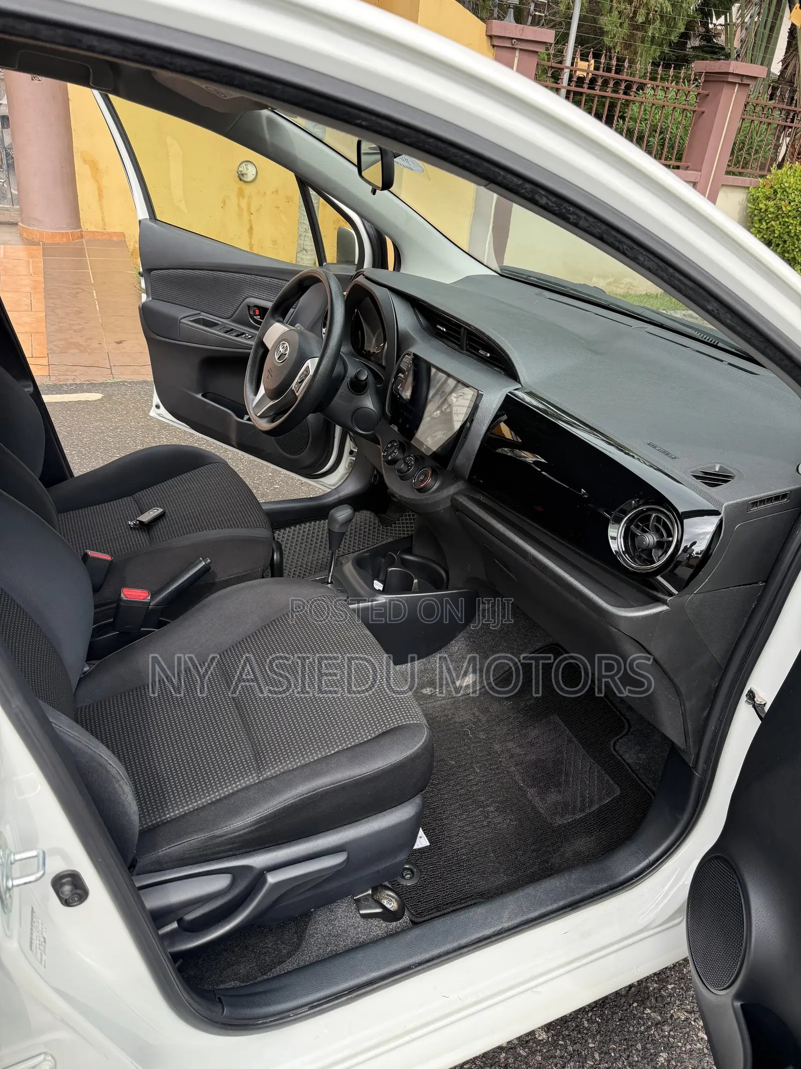 Toyota Vitz 1.3 FWD 3dr 2015 White