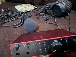 Focusrite Scarlet 4th Gen 2i2 Bundle With Studio Monitor