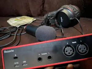 Focusrite Scarlet 4th Gen 2i2 Bundle With Studio Monitor