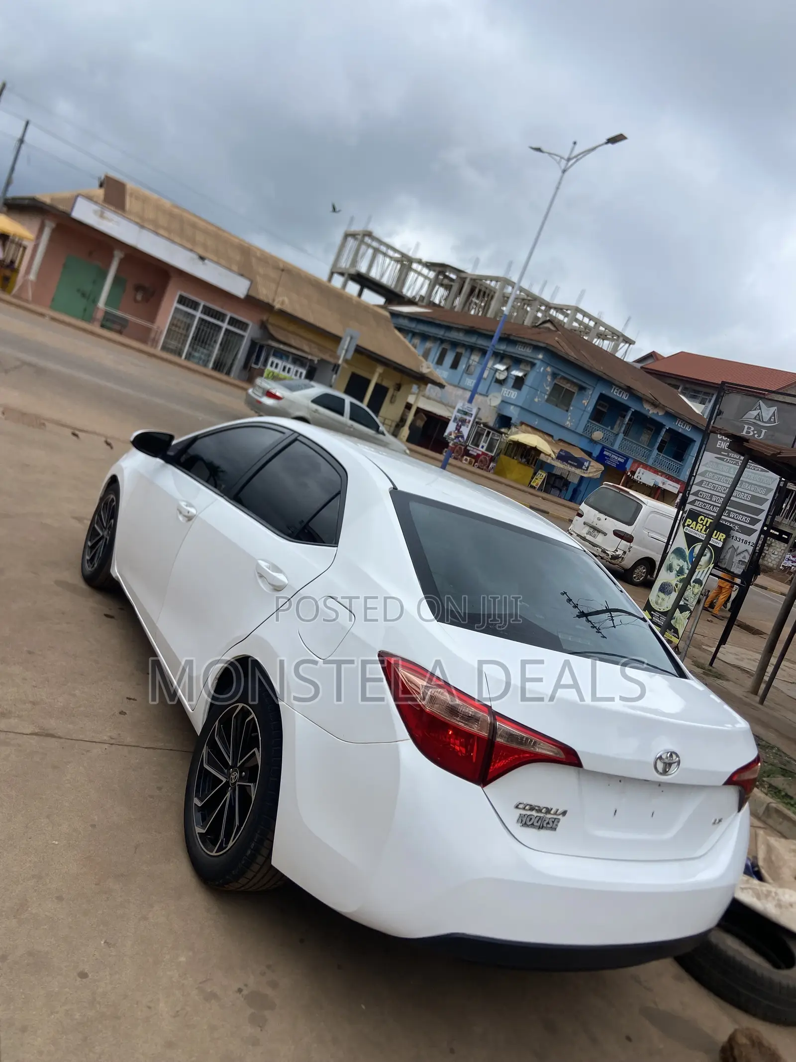 Toyota Corolla LE ECO 4dr Sedan (1.8L 4cyl CVT) 2017 White