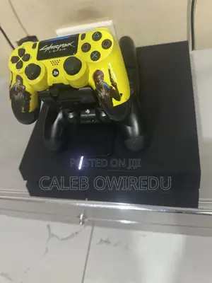 PS4 With 5games and 2controllers