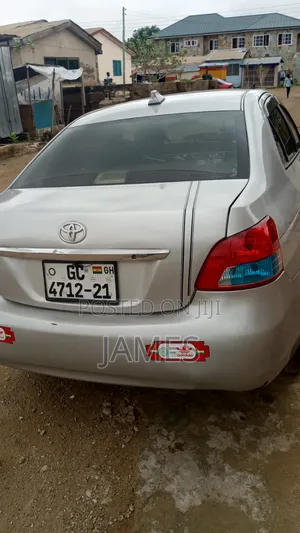 Toyota Belta 2010 Silver