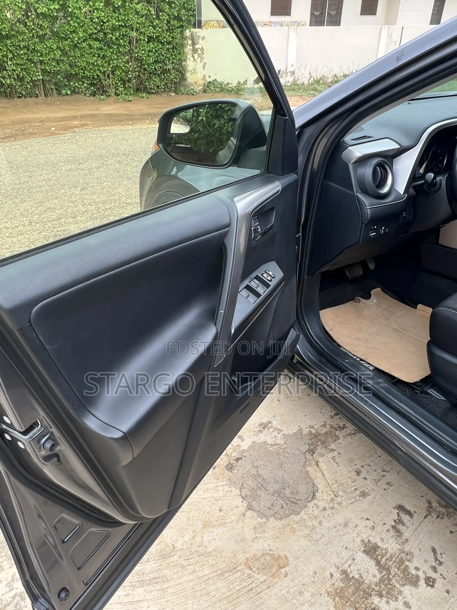 Toyota RAV4 XLE AWD (2.5L 4cyl 6A) 2017 Gray